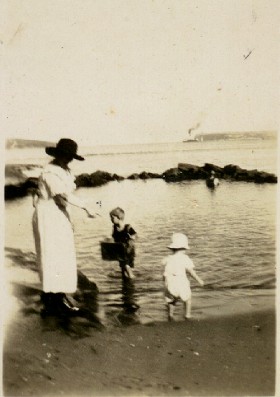 Dorothy and Don at Fairlight Pool with their mother